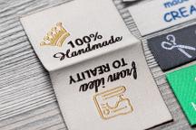 Etykieta tekstylna Flexinera z zagięciem środkowym i napisem '100% Handmade' - Nr artykułu 3002