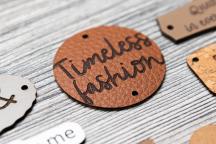 Okrągła etykieta ze skóry jabłkowej z grawerem 'Timeless fashion' - Nr artykułu 3003
