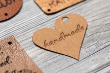 Zawieszka FloraPap w kształcie serca z napisem 'handmade' - Nr artykułu 3003