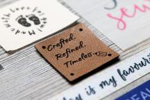 Brązowa etykieta ze skóry syntetycznej z grawerem laserowym 'Crafted. Refined. Timeless.' - Nr artykułu 3007