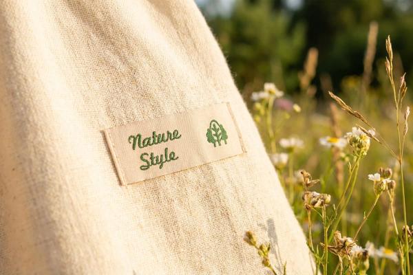 Naturalna etykieta bawełniana na torbie materiałowej