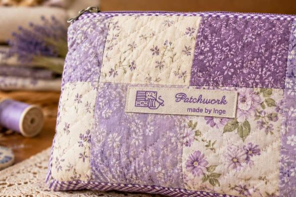 Naturalna etykieta bawełniana z fioletowym napisem na torbie patchwork
